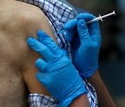 英, 조만간 40대 초반도 백신 맞는다..8월까지 모든 성인 1차 접종 목표