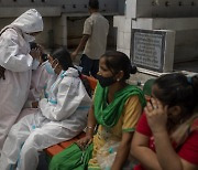 10배 폭리, 가짜약.. 절박함 이용하는 '인도 코로나 암시장' 성행