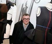 프랑스 명품 '랑방' 대표 디자이너 엘바즈, 코로나19로 사망