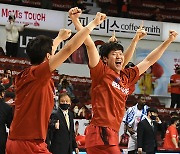 유재학 감독 '씁쓸한 우승 축하' [MK포토]