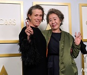 넷플릭스도 수상 축하 "윤여정, 세계에서 가장 멋있는 여자"