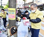 조무영 수원시 제2부시장, 무단투기 쓰레기 분리 작업