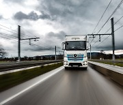 메르세데스-벤츠 대형 순수 전기 트럭 e악트로스, 커티너리 트럭과 콘셉트 비교 주행 테스트에서 4톤 이상 짐 싣고 매일 300km 주행으로 우수성 입증