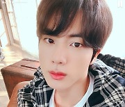 BTS 진, 딱딱해 보이지만 실제론 부드러운 성격일 것 같은 스타 1위