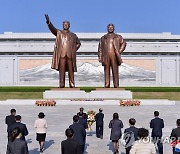 김일성·김정일 동상에 헌화하는 북한 주민