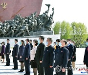 김일성·김정일 동상에 헌화하는 북한 주민