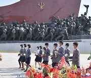 김일성·김정일 동상에 헌화하는 북한 청소년학생들