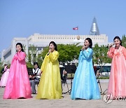 북한 각지 근로자들 조선인민혁명군창건 89돌 경축