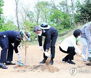이인영, '평화의 나무심기' 행사 참석