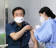 백신 접종받는 유진규 울산경찰청장