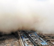 중국 마을 삼켜버린 황사 구름..지구 종말 한 장면인가