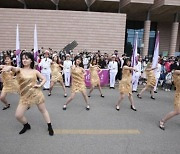[영상]"촌스럽고 저속" "뭐가 문제?" 시진핑 모교 '섹시 댄스 공연'에 中 시끌