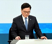 <포토> 토론 준비하는 우원식 후보