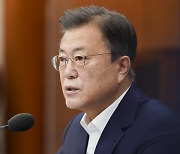 文 "경제 정상궤도 올라섰다"..野 "국민고통 직시하라" 비판