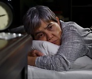잠 일찍 깨는 '노인 불면증', 약 없이 치료하려면?