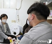 정영애 여가부 장관 '청소년부모 가정 방문'