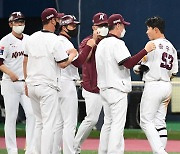 송우현,'코치진들에게도 뜨거운 축하' [사진]