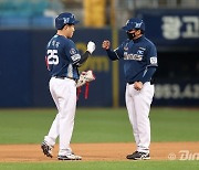 [돋보기 IS] '사이클링 히트' 구자욱의 수비 방심, 양의지는 간절했다