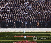 김정은, '청년동맹'대회 참가자들과 기념촬영