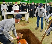 용인성직자묘역에 영면하는 정진석 추기경