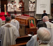 선배와 작별에 울먹인 염수정..'천상의 식탁' 와인 권한 제자(종합)