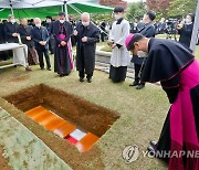 정진석 추기경 보내는 성직자들