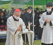 향로로 축복하는 염수정 추기경