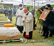 향로로 축복하는 염수정 추기경