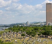 맑은 하늘 아래 휴일 나들이