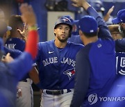 MLB 애틀랜타전서 홈런 축하받는 토론토 스프링어