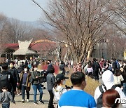 '가정의달' 인파 몰리는 국립공원·동물원 '방역활동 강화'