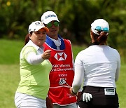 선두를 다툰 린시유와 인사하는 박인비 [LPGA HSBC 월드챔피언십]