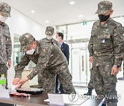 격리 장병 도시락 점검하는 부석종 해군참모총장