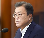 文대통령, 모욕죄 고소 취하.."향후 사안따라 신중 판단"