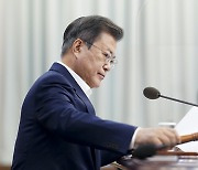 문 대통령, 시민 '모욕죄 고소' 취소.."감내해야 한다는 지적 수용"