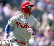 얼굴에 공 맞은 하퍼, 또 손목 부상.."IL 갈 수도 있다" MLB.com