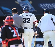 [포토]두산 김재환, 파울 타구에 맞고 교체 아웃