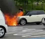달리던 BMW 차량에서 불..운전자 대피