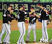 LG '두산에 7-2 승리 거두며 연승' [MK포토]