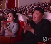 군인가족 공연 관람하며 손뼉치는 북한 김정은-리설주