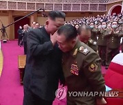 군인가족 공연 본 북한 김정은, 박정천 군총참모장에 귓속말