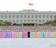 북한 김정은, 군인가족예술공연 참가자들과 기념사진