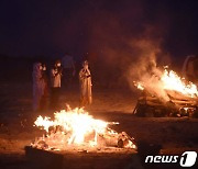 '코로나 생지옥' 인도, 중산층까지 돈모아 탈출 러시