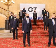 G7, 北에 '비핵화 외교' 촉구..김정은, 공연관람 '마이웨이'