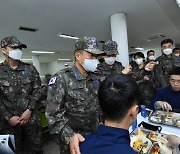 국방부, 장병 급식비 1만500원 수준으로 인상 추진