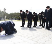 광주로 간 여야 새 지도부..나란히 5·18묘지 참배 후 민생 행보