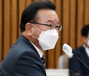 野 "김부겸 딸 가족 펀드에 정부 보조금 14억 원"..金 "프레임 씌우기"