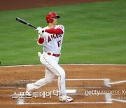 '이도류' 오타니, 시즌 10호 홈런 신고..MLB 공동 선두