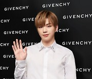 향기로운 남자 강다니엘, 지방시 뷰티와 함께 한 훈훈한 현장 눈길