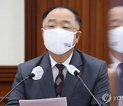 홍남기 총리직무대행, 백신·치료제 상황점검회의 주재